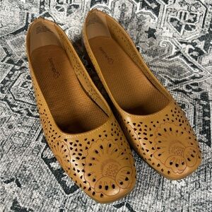 NWOT Baretraps Womens 8.5 M Ballet Flats Chestnut Chika Laser Cut Vegan Floral